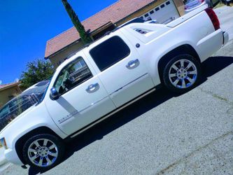 2013 avalanche Black diamond ltz
5.3 4x4 automatic transmission 
TV
FLEX FUEL E85 
NEW AT TIRES JUST GOT OIL CHANED
VERY LOW MILEAGE ONLY 97K MILES 
S