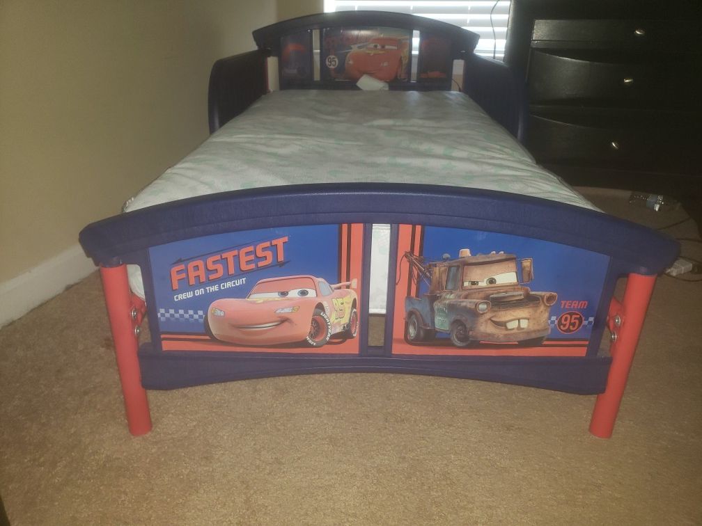 ***FREE***Disney Cars toddler bed with bedding set and Storage 