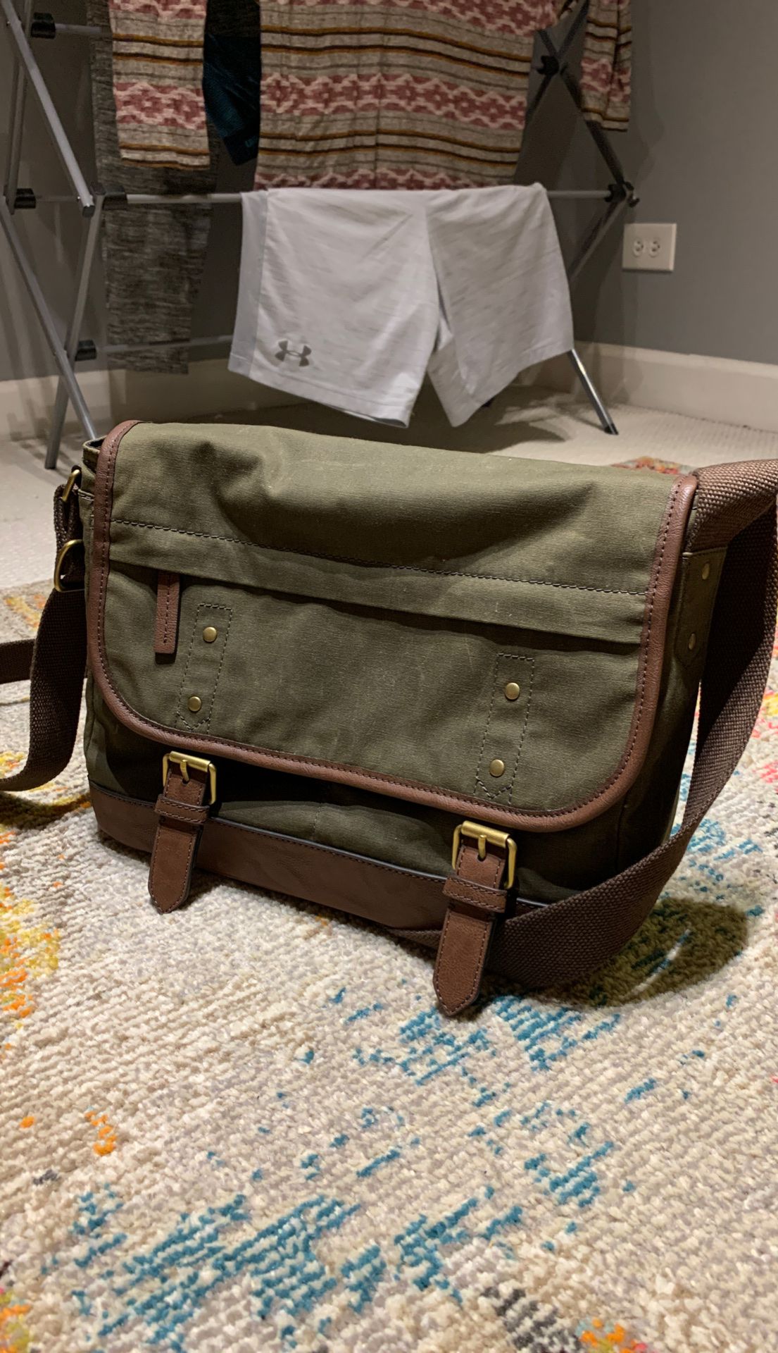 *BRAND NEW* FOSSIL Canvas Messenger Bag (Olive Green)