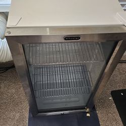 Wynter Mini Fridge  - 40$