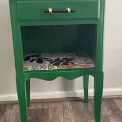Vibrant Green Tropical Vibe Table