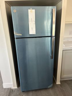 New GE Refrigerator W/Icemaker