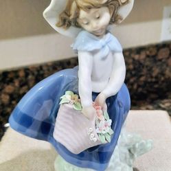 Lladro "Pretty Picking Girl" 7" Porcelain Figurine 