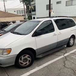 White Toyota Sienna 01