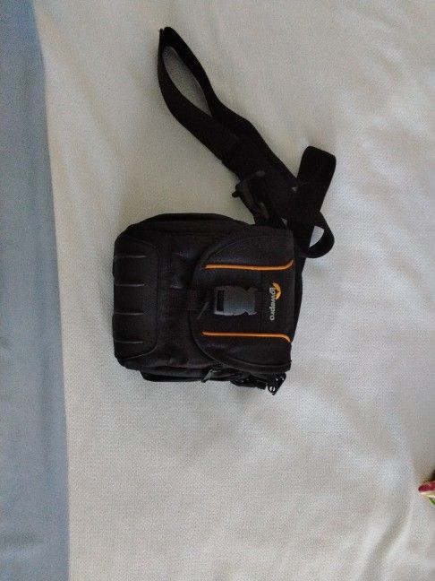Camera shoulder bag with adjustable strap