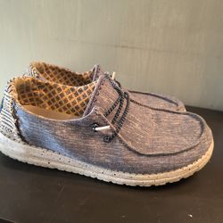 Women's size 8 Hey Dudes