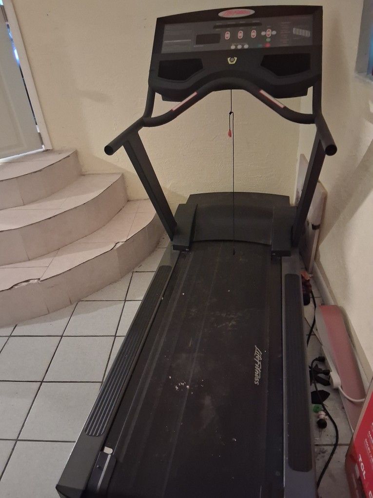 Treadmill. Life Fitness  FlexDeck