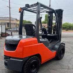 2017 Toyota Heavy Duty Forklift 