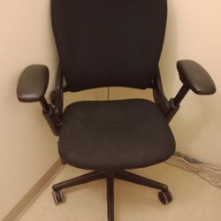 COMPUTER / OFFICE DESK CHAIR 