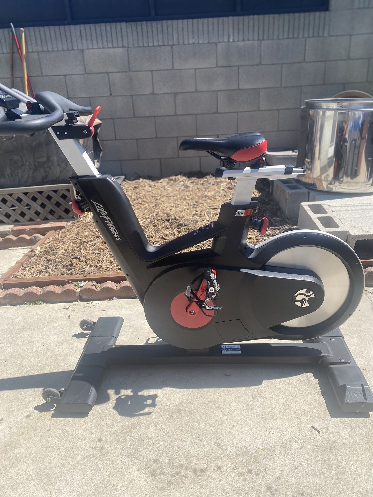 Life Fitness IC6 Indoor Cycle Exercise Bike