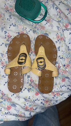 Cute sandals /yellow/size between 5 and 5.5 in women’s