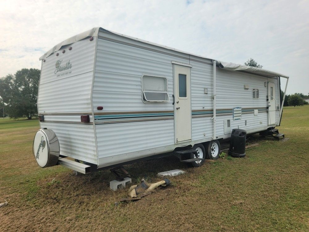 33ft Camper Or Trailer With Slide And  SC TITLE 