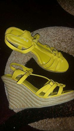 Yellow shoes size 10 fit like 9