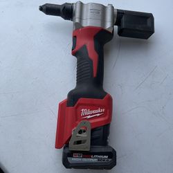 Milwaukee Rivet Tool With M12 Lithium Battery 