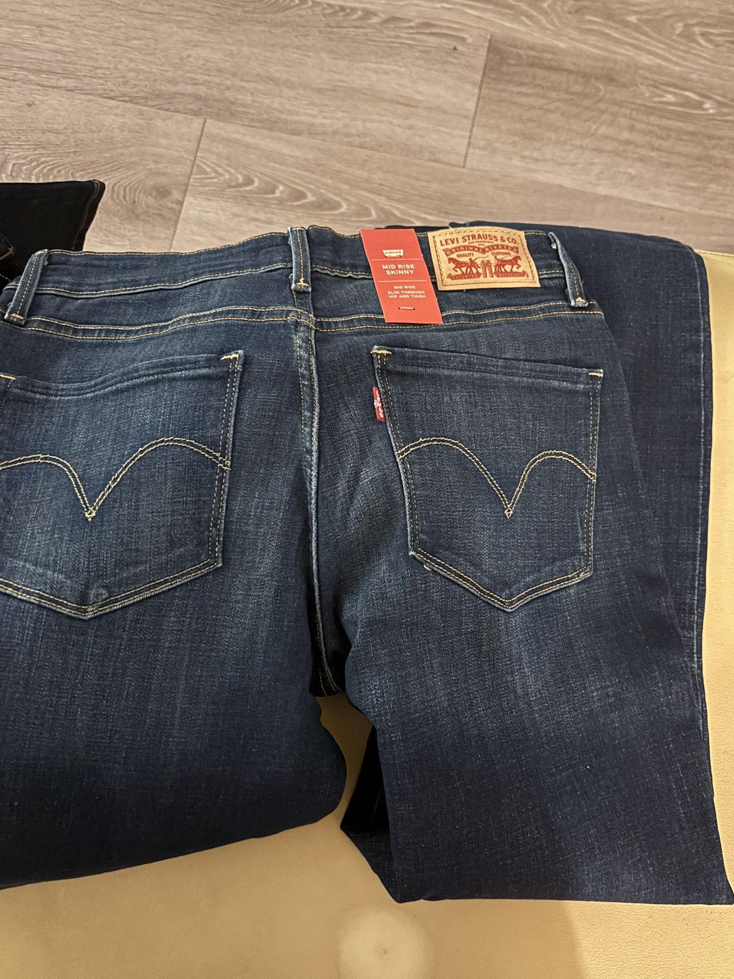 Women Size 6M Levi’s Skinny Jeans Mid Waist