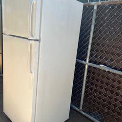 refrigerator in excellent condition🧊🧊