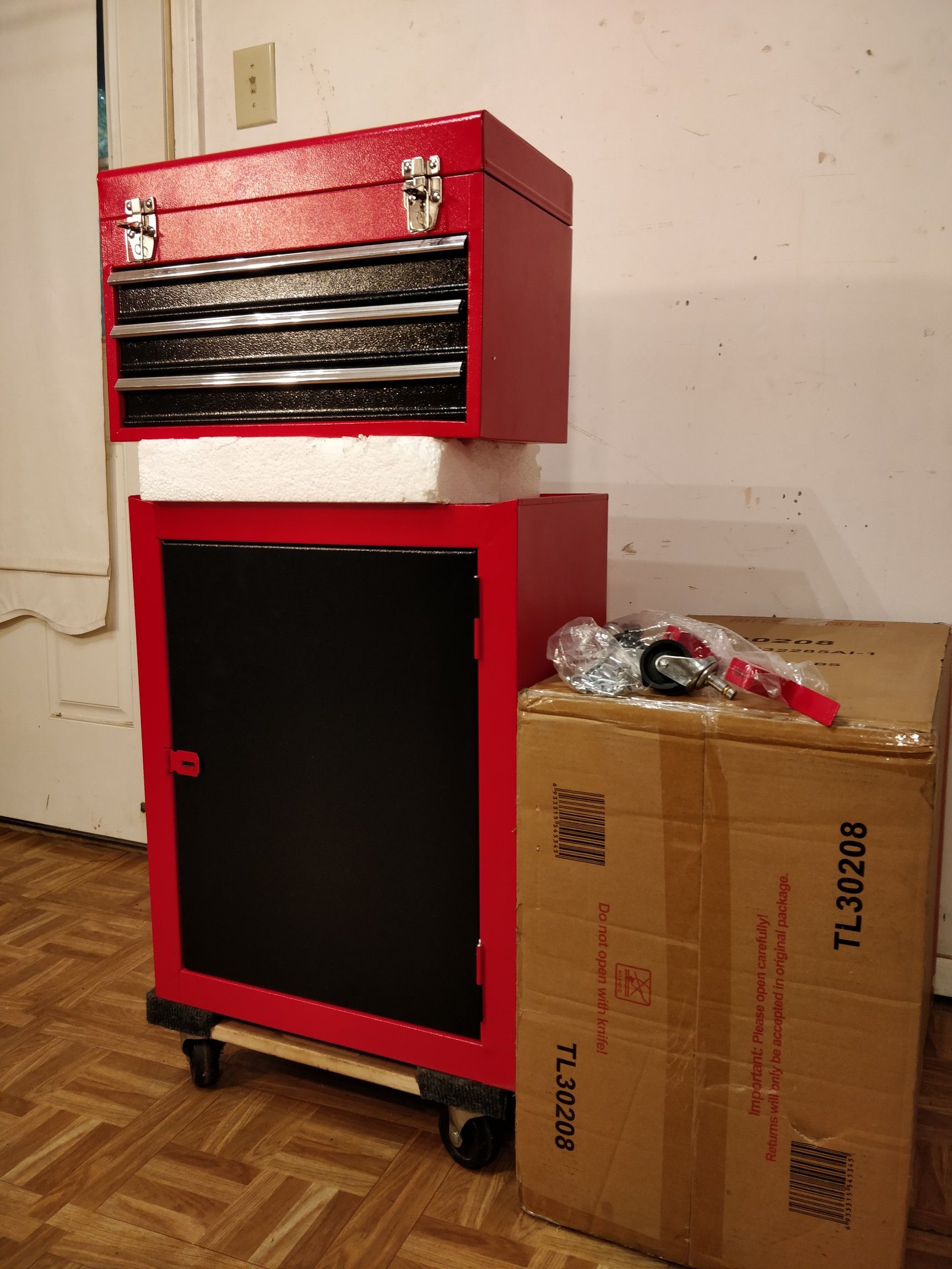 New tool chest / open box tool box never used, 2 pieces with drawers.