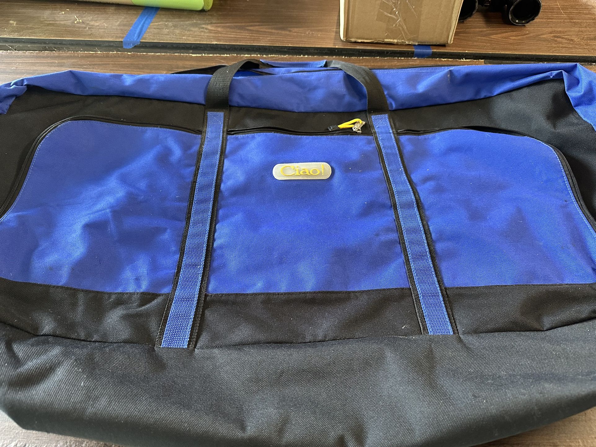 DUFFEL BAG. LARGE CAPACITY.