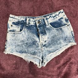 Woman’s Short Size 28 New