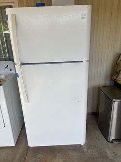 Kenmore Top-Freezer Refrigerator White