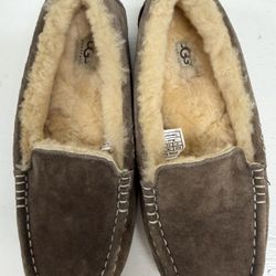 UGGS Slippers Size 7