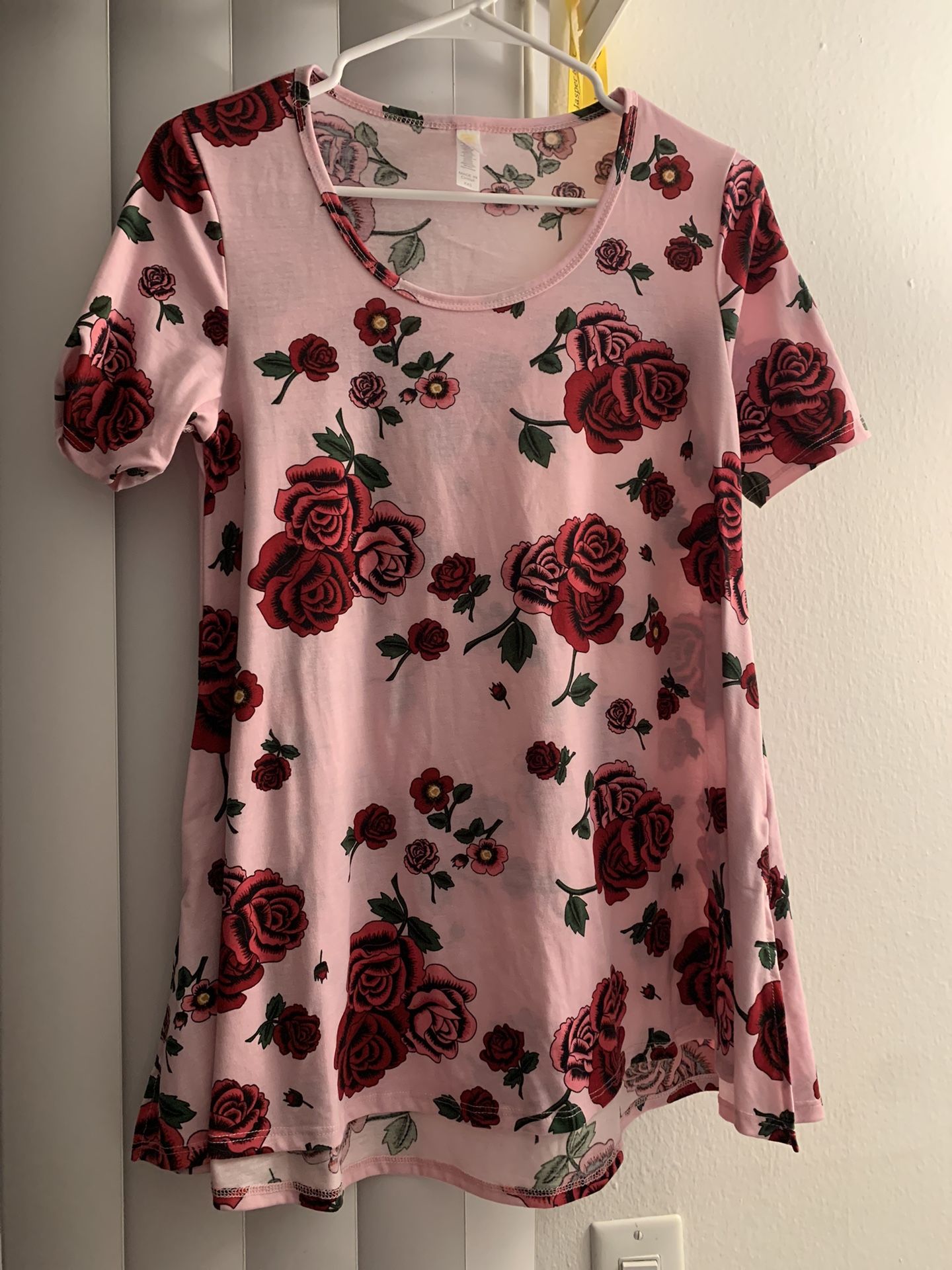 $7 ($14 on poshmark) LuLaRoe Perfect T Pink with Burgundy Roses