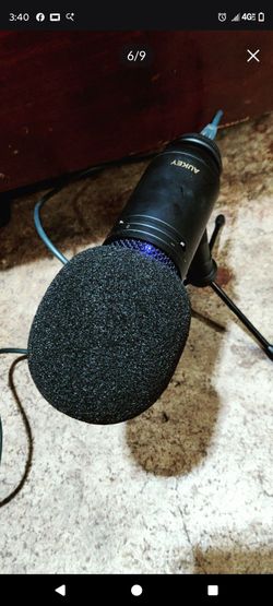 Aukey USB microphone nothing wrong with it really nice comes with the power cord & popper stopper ready to go $25