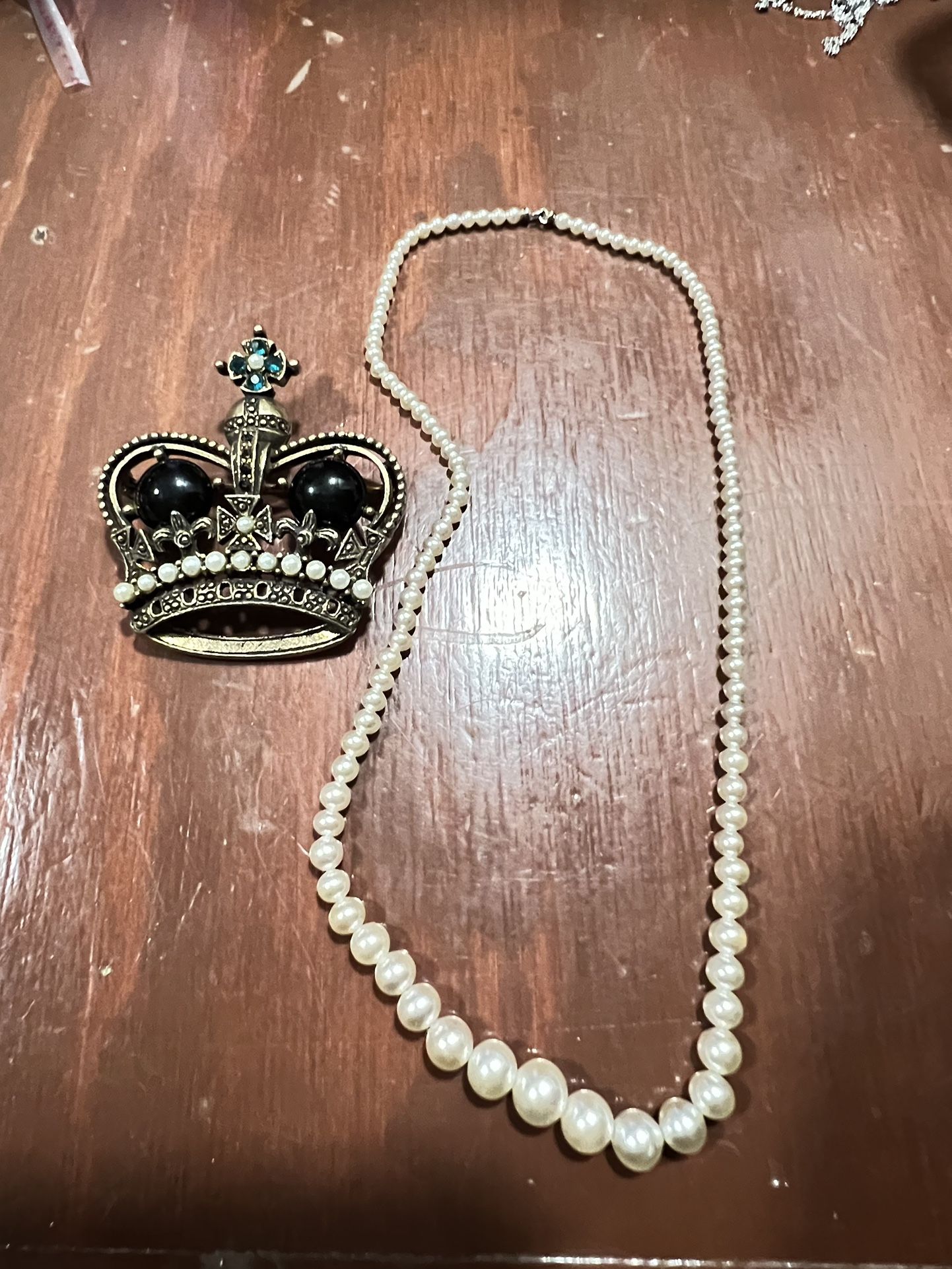 Vintage Crown Jewelry Collection Rhinestones Gold Tone Small necklace of imitation pearls