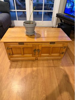 COFFEE TABLE/HONEY OAK/OLD FASHIONED ICE BOX STYLE