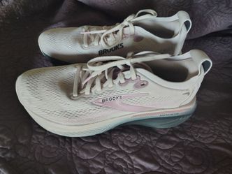 Women's Brooks shoes