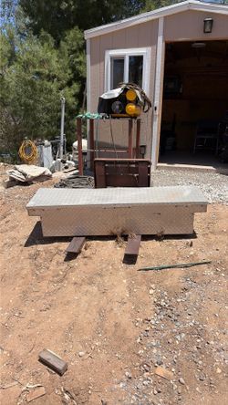 Truck bed toolbox