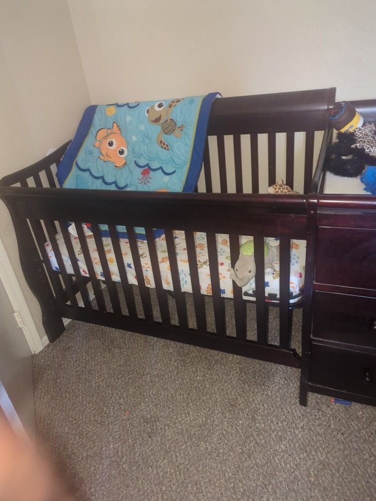 Baby Crib W Drawers And Mattress
