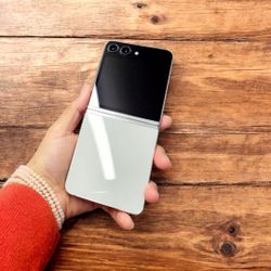 Z Flip5 | Unlocked | 256 GB | Excellent Condition | Under Warranty.