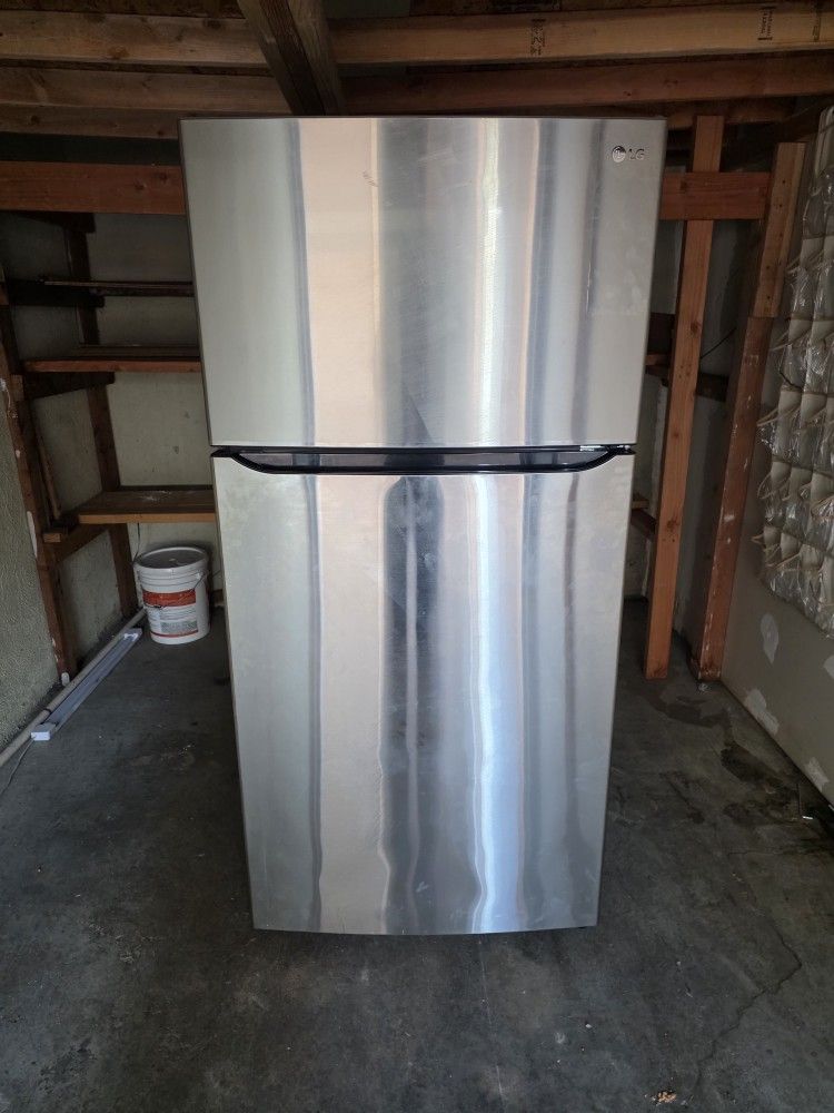 LG - 23.8 Cu. Ft. Top Freezer Refrigerator With Internal Water Dispenser 