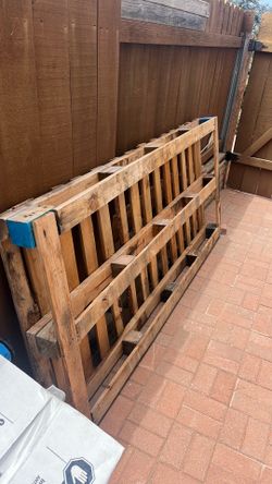 Free pallet. 90” x 41”