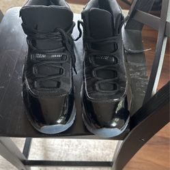 Jordan 11 Retro Cap N Gown (size 9)