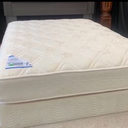 NICE 💜💛QUEEN 💛💜MATTRESS AND 💜💛BOX SPRING 