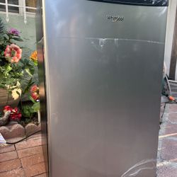 Whirlpool Mini Fridge 4.3 cu ft