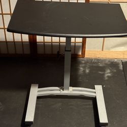 Height adjustable mobile desk