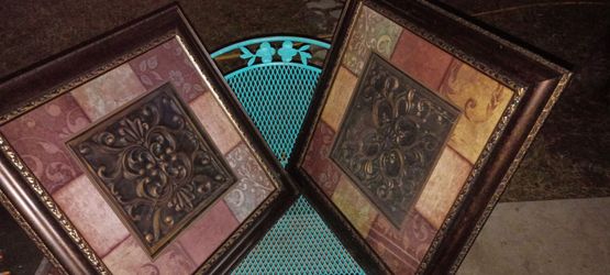 2 beautiful picture frames in excellent condition