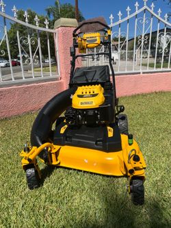 DEWALT 28 in. 224cc E-GOV Engine 3-in-1 Gas RWD Self-Propelled Lawn Mower with High Rear Wheels