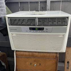 Frigidaire 6000 BTU window A/C -OBO-
