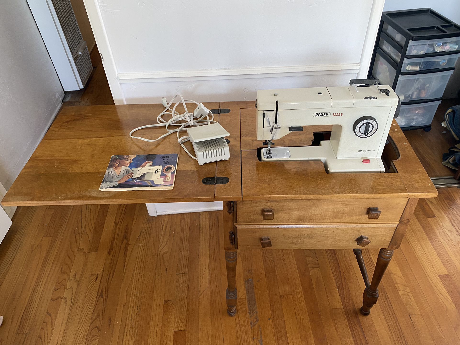 Pfaff 1222 Sewing Machine With Cabinet