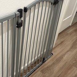 Pressure mounted gate