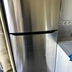 Apartment Size Refrigerator Like New 🐝