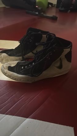 Wrestling shoes