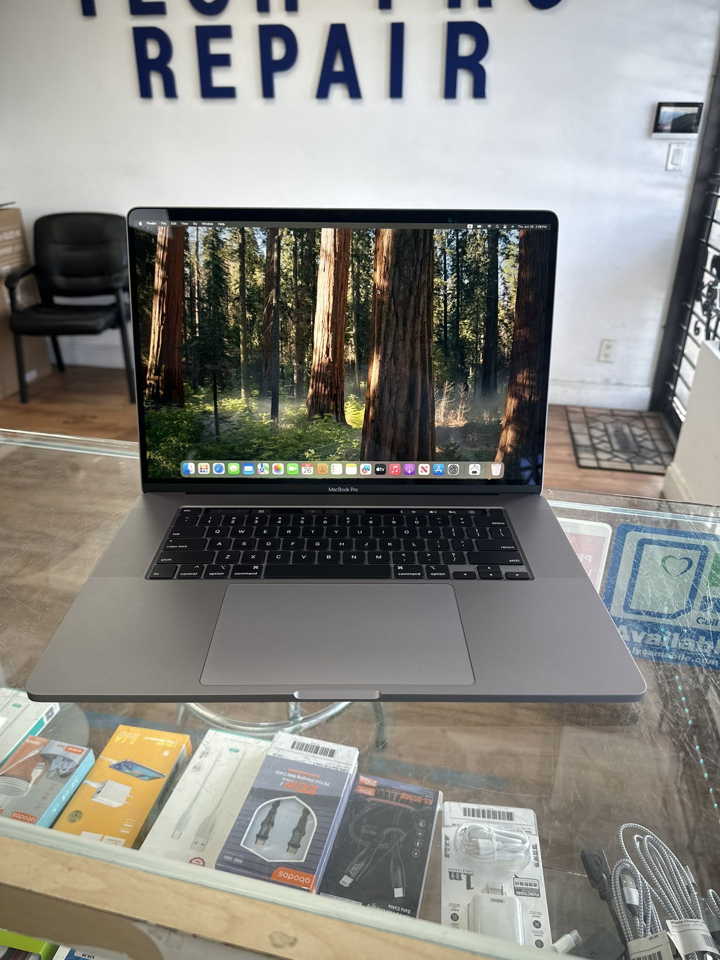 Macbook Pro 16” 2019 i7, 16gb RAM, 512gb SSD