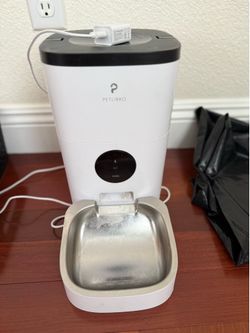 Automatic pet feeder