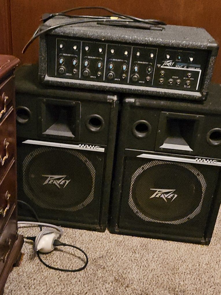Peavey Amp And Speakers And Guitar