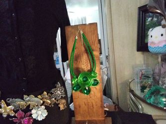Unsigned vtg beautie wire wrapped green  statement necklace